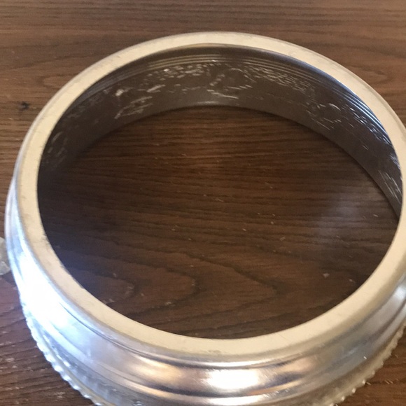 Vintage aluminum casserole dish holder with ships sailing - Picture 7 of 8